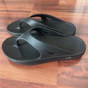 Oofos Recovery Sandals